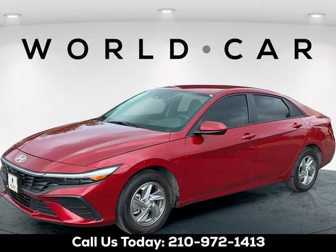 Used 2025 Hyundai Elantra SE FWD image 3