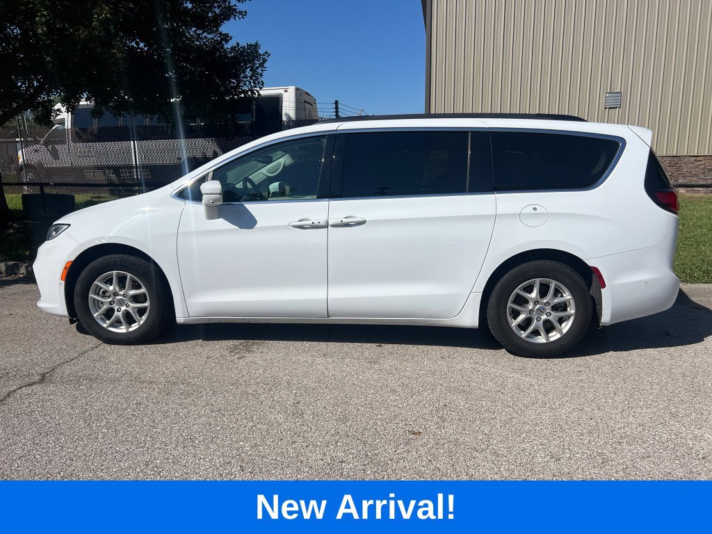 Used 2022 Chrysler Pacifica Touring-L w/ Uconnect Theater Family Group FWD image 9