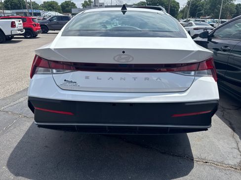 Used 2024 Hyundai Elantra SE FWD image 3