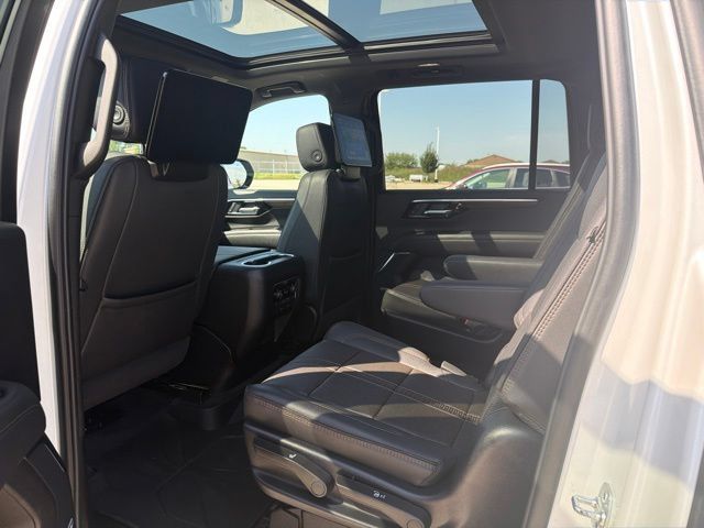 Used 2025 Chevrolet Suburban High Country AWD/4WD image 20