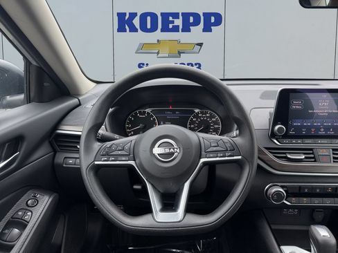 Used 2024 Nissan Altima 2.5 SV FWD image 13
