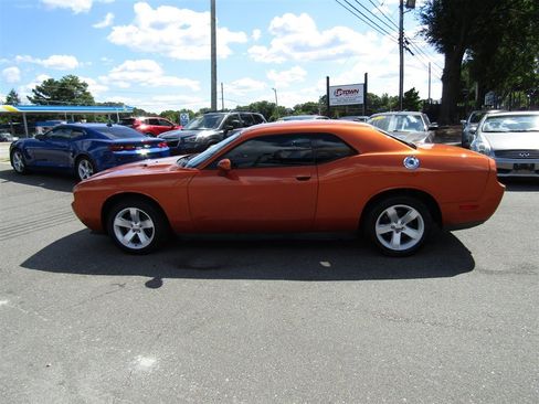 Used 2011 Dodge Challenger RWD image 3