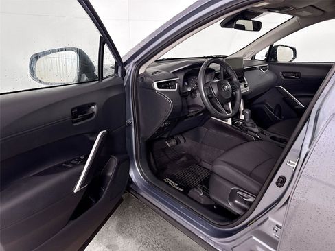 Used 2025 Toyota Corolla Cross LE w/ Moonroof Package image 3