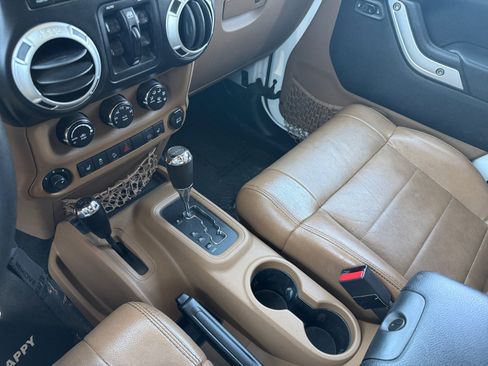 Used 2012 Jeep Wrangler Unlimited Rubicon w/ Connectivity Group AWD/4WD image 13