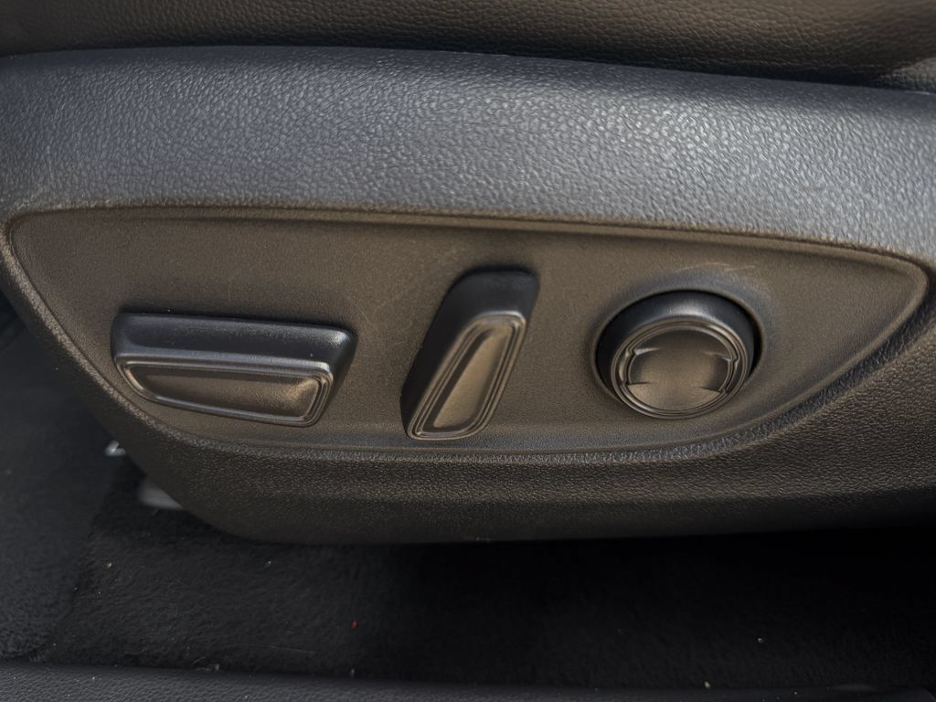 Used 2021 Toyota Highlander XLE FWD image 26