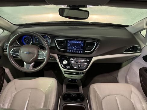 Used 2020 Chrysler Pacifica Touring-L image 29
