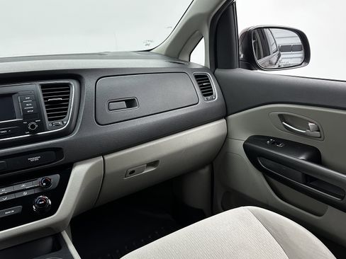 Used 2018 Kia Sedona LX image 28
