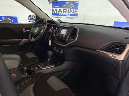 Used 2017 Jeep Cherokee Sport FWD image 31