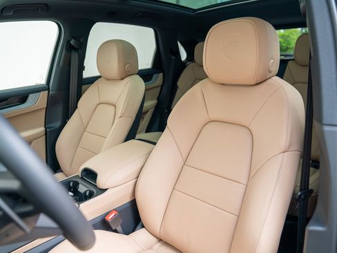 Used 2025 Porsche Cayenne image 5