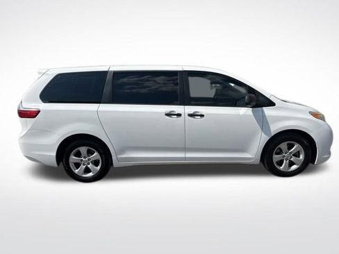 Used 2015 Toyota Sienna L image 6
