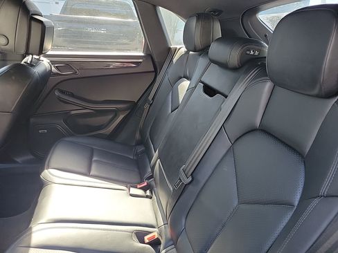 Used 2018 Porsche Macan S image 21