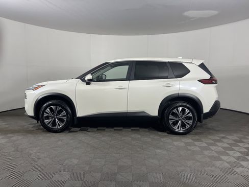 Used 2023 Nissan Rogue SV image 3