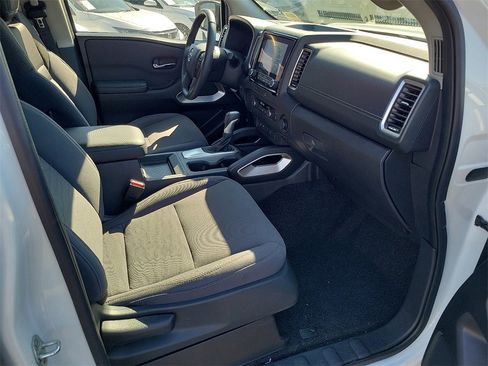 Used 2024 Nissan Frontier SV w/ SV Convenience Package image 17