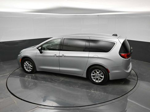 Used 2024 Chrysler Pacifica Touring-L FWD image 33