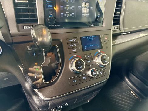 Used 2015 Toyota Sienna SE w/ SE Preferred Package FWD image 17