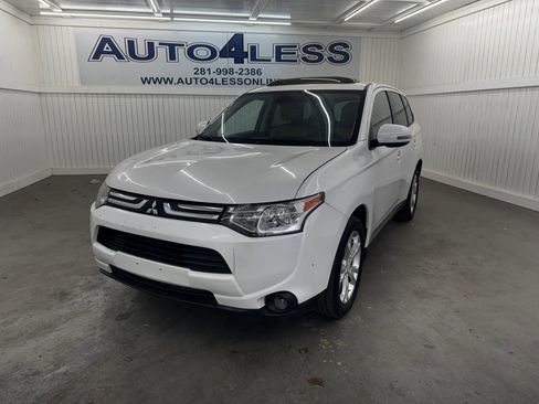 Used 2014 Mitsubishi Outlander SE image 1