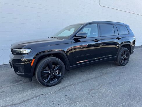 Used 2022 Jeep Grand Cherokee L Laredo image 1