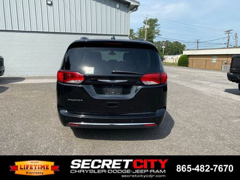Used 2018 Chrysler Pacifica Touring-L FWD image 6