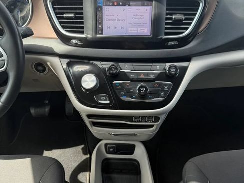 Used 2022 Chrysler Voyager LX FWD image 16