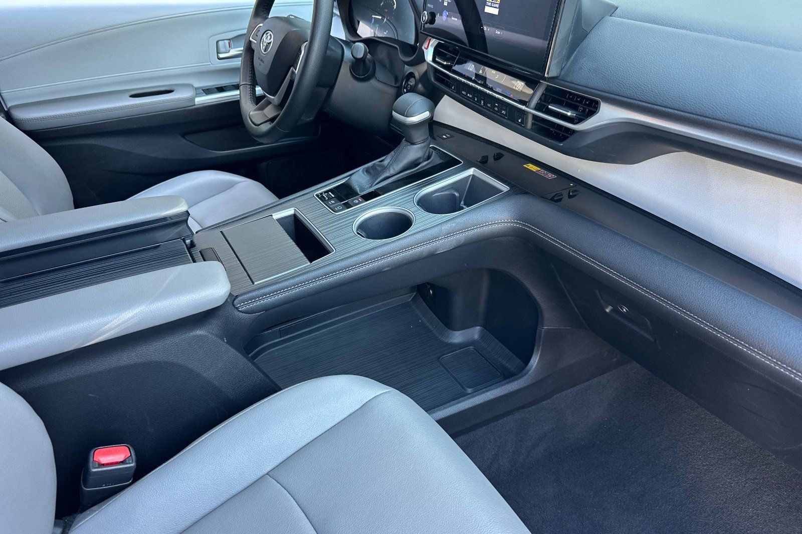Used 2026 Toyota Sienna XLE FWD image 33
