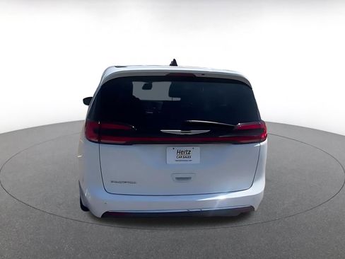 Used 2023 Chrysler Pacifica Touring-L image 12