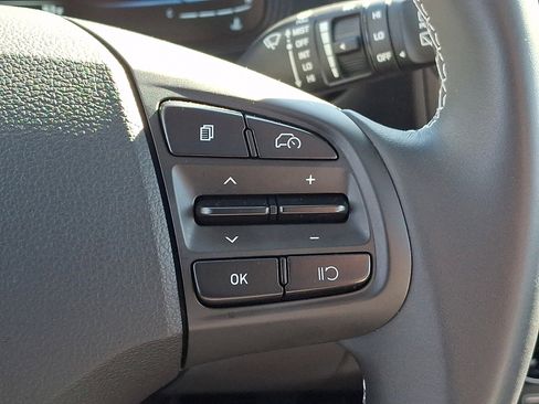 Certified 2025 Hyundai Venue SEL FWD image 22
