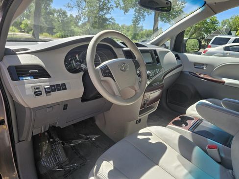 Used 2013 Toyota Sienna XLE AWD/4WD image 10