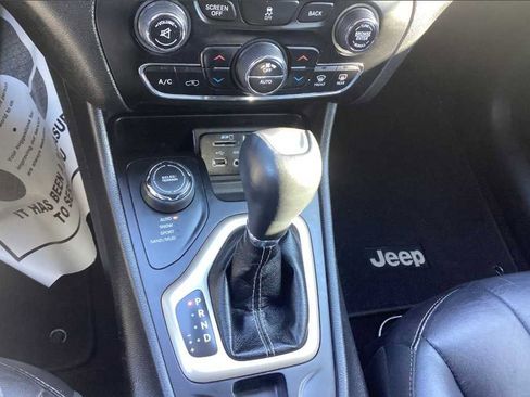 Used 2018 Jeep Cherokee Limited image 9