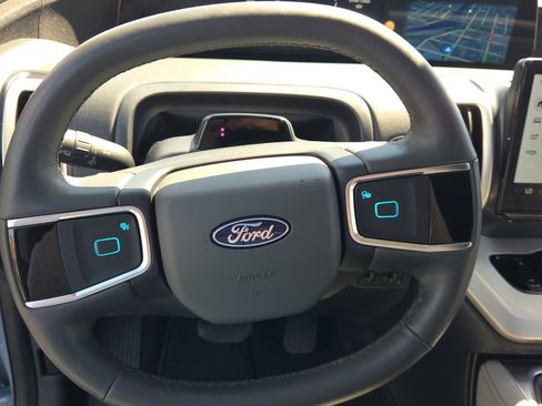 Used 2025 Ford Expedition Active AWD/4WD image 8