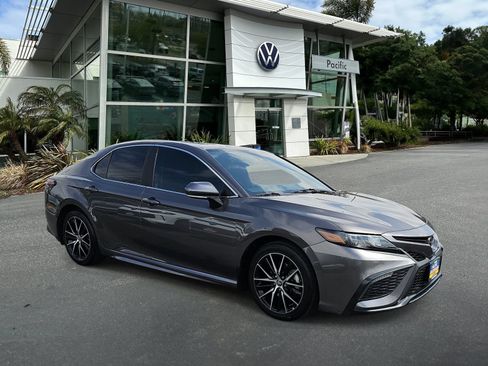 Used 2023 Toyota Camry SE w/ Convenience Package FWD image 3