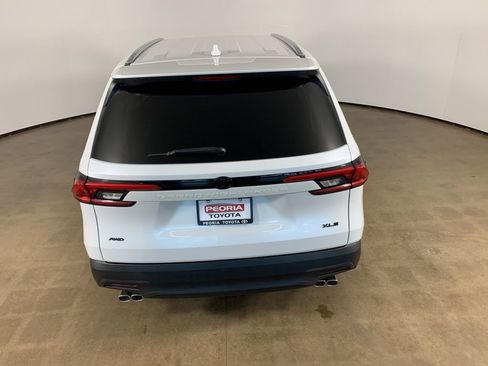 Used 2024 Toyota Grand Highlander AWD image 11