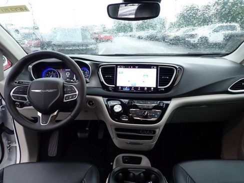 Used 2024 Chrysler Pacifica Touring-L FWD image 13