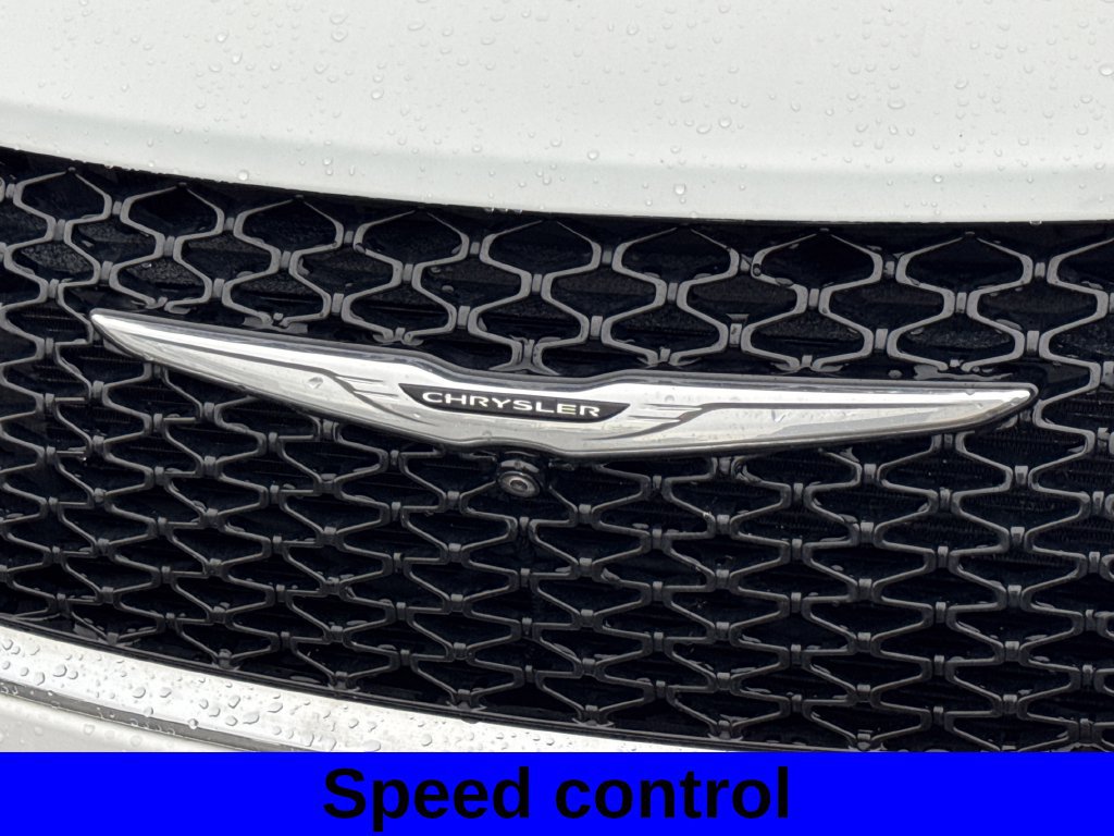Used 2023 Chrysler Pacifica Touring-L FWD image 16