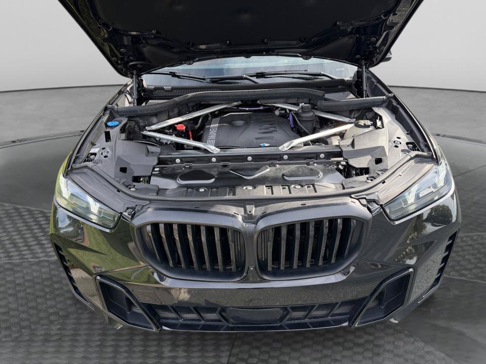 Used 2024 BMW X5 xDrive40i w/ M Sport Package AWD/4WD image 16