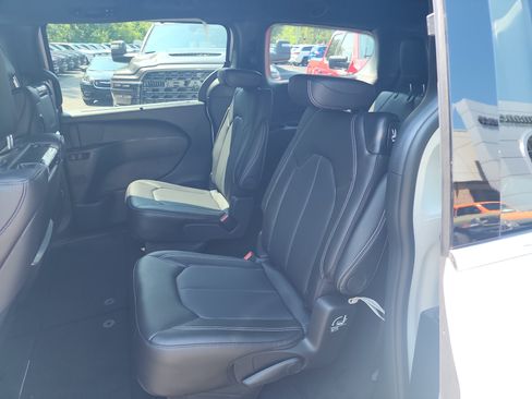 New 2026 Chrysler Pacifica Select image 14