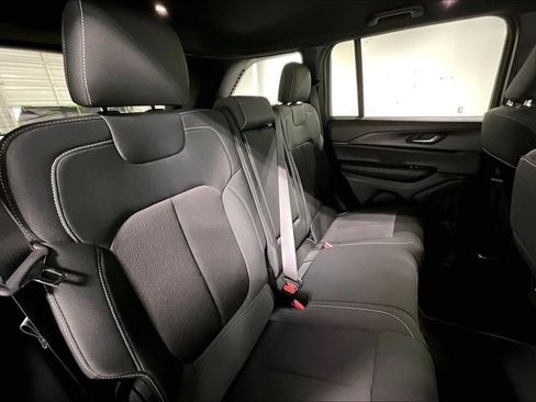 Used 2024 Jeep Grand Cherokee Laredo RWD image 33