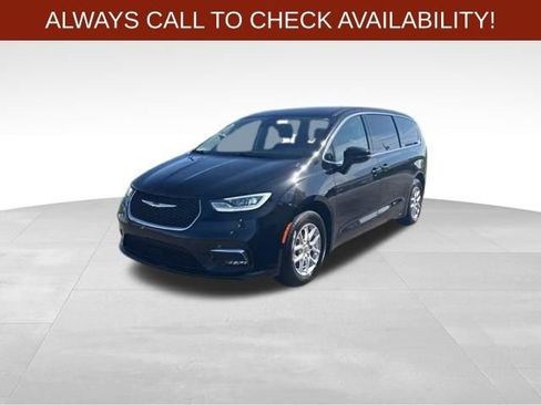 Used 2024 Chrysler Pacifica Touring-L image 3