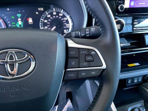 Used 2024 Toyota Highlander XLE image 25