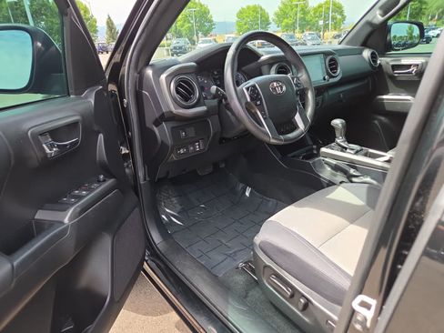 Used 2022 Toyota Tacoma TRD Off-Road w/ Technology Package AWD/4WD image 10