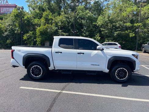 Used 2025 Toyota Tacoma TRD Off-Road AWD/4WD image 21
