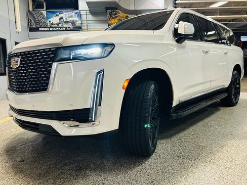Used 2022 Cadillac Escalade ESV Luxury AWD/4WD image 3