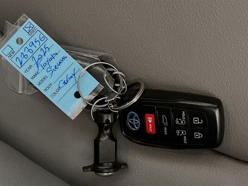 Used 2025 Toyota Sienna XLE FWD image 36