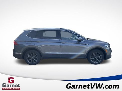 Used 2023 Volkswagen Tiguan SE w/ Panoramic Sunroof Package image 7