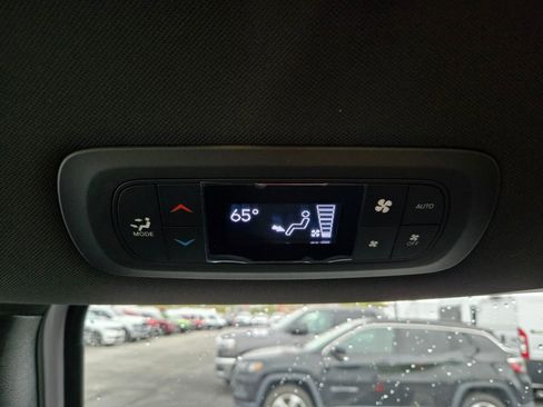 New 2026 Chrysler Pacifica Select AWD/4WD image 28