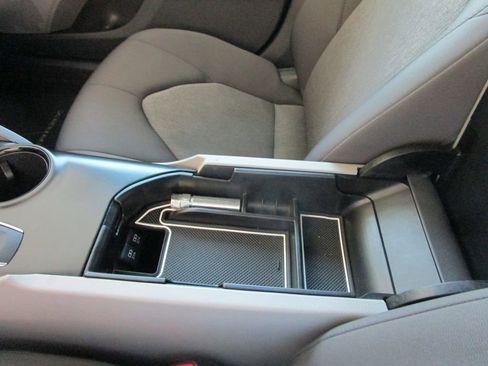 Used 2020 Toyota Camry LE image 31