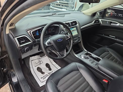 Used 2017 Ford Fusion SE w/ Equipment Group 201A FWD image 18
