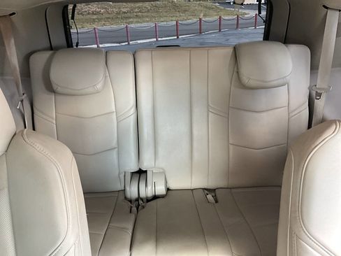 Used 2015 Cadillac Escalade Premium image 31