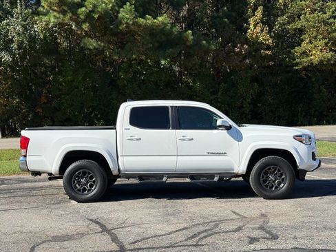 Used 2017 Toyota Tacoma SR5 image 3