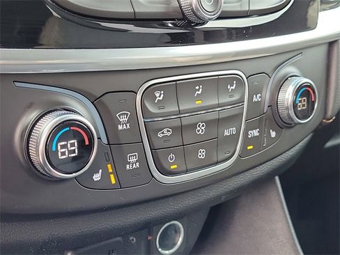 Used 2020 Chevrolet Traverse LT image 31