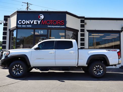 Used 2018 Toyota Tacoma TRD Off-Road AWD/4WD image 5
